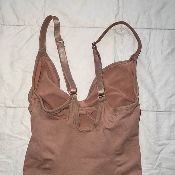 SKIMS SCULPTING BODYSUIT MID THIGH W. OPEN GUSSET - Picture 7 of 8